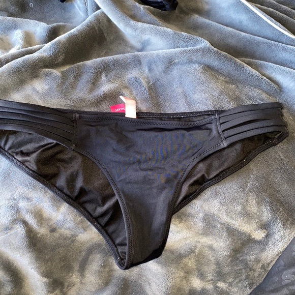 Victoria’s Secret bikini bottoms - Picture 1 of 3
